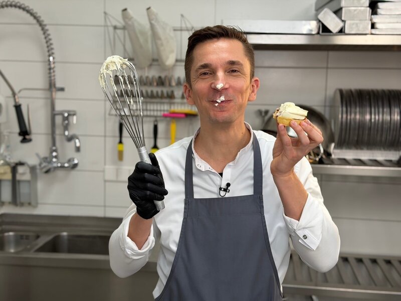 „PUR+“-Moderator Eric Mayer versucht sich als Konditor. – Bild: ZDF und Yvonne Gögelein-Kaben