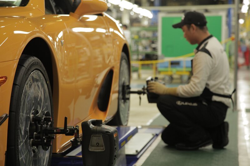 Toyota-city, Aichi Prefecture, Japan – Worker at Lexus Factory working on tires on LFA car. – Bild: National Geographic Channel
