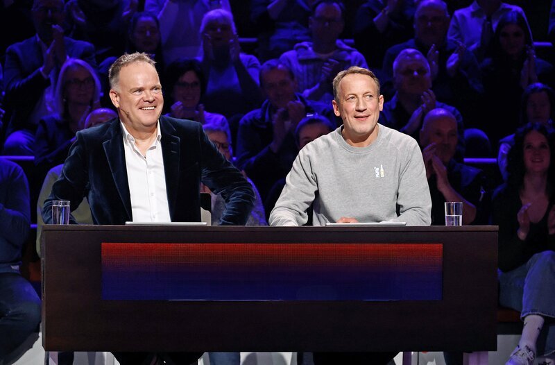 Rateteam-Kapitän Wotan Wilke Möhring (r.) und Journalist und Fernsehmoderator Christian Sievers (l.). – Bild: ARD/​NDR/​UFA SHOW & FACTUAL/​Morris Mac Matzen