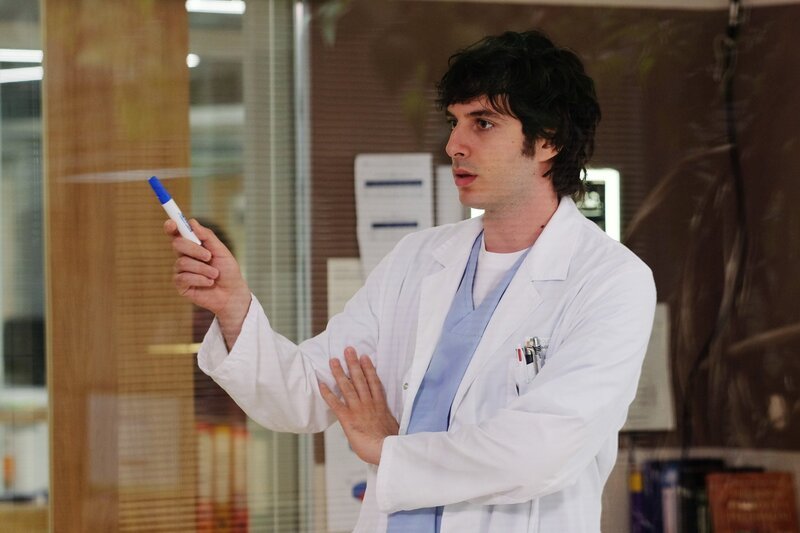 DOC – Es liegt in deinen Händen Staffel 2 Folge 12 Hat eine zündende Idee: Pierpaolo Spollon als Dr. Riccardo Bonvegna – Bild: SRF/​SONY Pictures