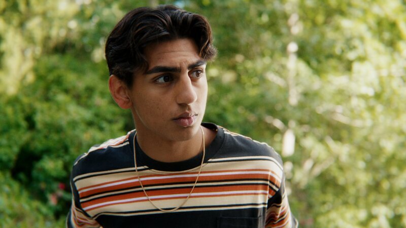 Elias (Sam Ashraf) ist heimlich verliebt in Lina. Benjamin weiß davon und hilft den beiden zusammenzukommen. – Bild: ZDF und Fahil Anweri