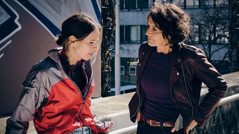 Treffen an einem neutralen Ort, v.li.: Lisa Bitter als Johanna Stern und Ulrike Folkerts als Lena Odenthal – Bild: SRF/​SWR/​Benoît Linder