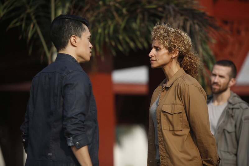 Charlie Ruedpokanon (Ying), Michelle Hurd (Shepherd). – Bild: PLURIMEDIA (Warner Bros Television)