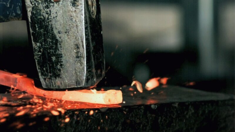 SRF school – Die Schätze der Erde – Gold und Eisen – Heisses Eisen schlagen – Bild: SRF/​NOVA production/​Synchronfassung ZDF/​ZDF Enterprises