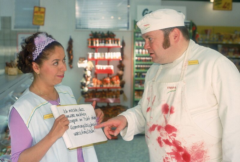 Gisi (Franziska Traub) übt mit Bernie (Georg Alfred Wittner), wie man mit einer Frau flirtet. Ob das aber die richtige Methode ist? – Bild: RTL /​ Der Absturz