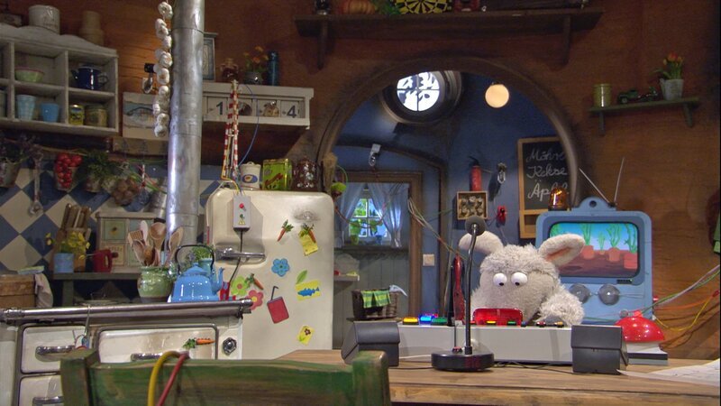 Wolle rüstet die Wohnung mit jeder Menge Technik aus. So wird alles von einem Computer gesteuert. – Bild: NDR/​Sesame Workshop