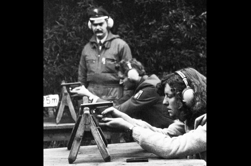 Polizistinnen mit Schusswaffe? Nach vielen Debatten wurde das erst in den 1980er Jahren üblich und Frauen entsprechend ausgebildet. – Bild: Archiv der Landespolizeischule Niedersachsen