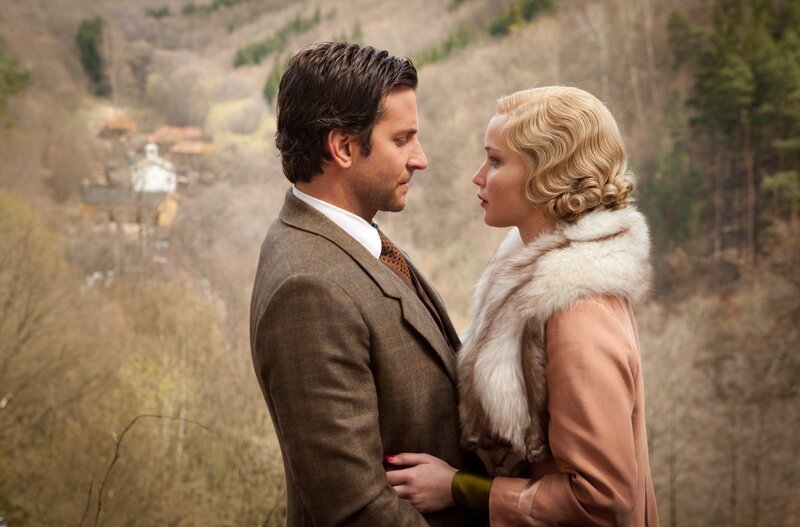 Noch hängt der Himmel voller Geigen für die frisch verheirateten Pembertons (Jennifer Lawrence, r. und Bradley Cooper, l.). Doch der Aufbau eines Holzfäller-Imperiums fordert einen hohen Tribut … – Bild: Studiocanal GmbH / Larry D. Horricks / MKNS Noch hängt der Himmel voller Geigen für die frisch verheirateten Pembertons (Jennifer Lawrence, r. und Bradley Cooper, l.). Doch der Aufbau eines Holzfäller-Imperiums fordert einen hohen Tribut … – Bild: Studiocanal GmbH / Larry D. Horricks / MKNS