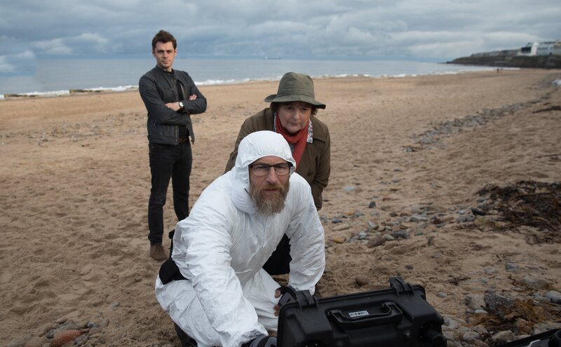 (v.l.n.r.) Aiden Healy (Kenny Doughty); Dr. Malcolm Donahue (Paul Kaye); Vera Stanhope (Brenda Blethyn) – Bild: ITV Studios