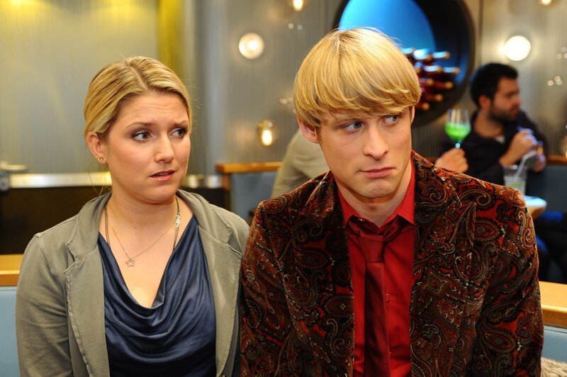 Sind gespannt, wie sich Topmodel Bizou B. entscheidet: Anna (Jeanette Biedermann, l.) und Virgin (Chris Gebert, r.) … – Bild: SAT.1 /​ Oliver Ziebe