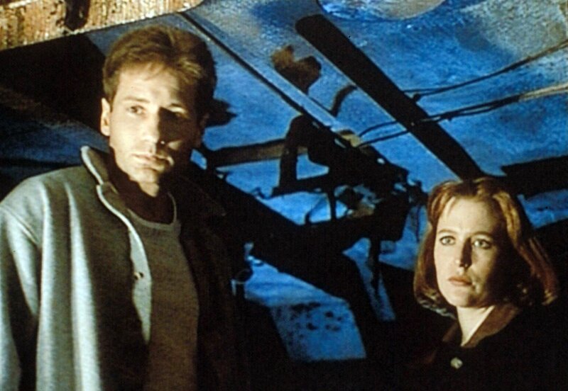Scully (Gillian Anderson, r.) und Mulder (David Duchovny, l.) sind an Bord eines amerikanischen Kriegsschiffes, das eine Zeitreise gemacht hat und nun im Zeitraffertempo mitsamt seiner Besatzung verrottet. – Bild: ProSieben MAXX