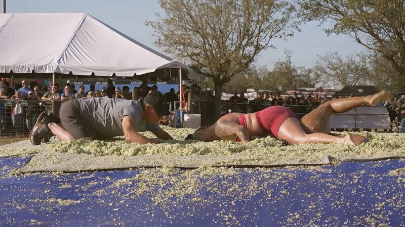 Beim legendären „Coleslaw Wrestling“ steigen Teilnehmerinnen auf eine Fläche voller Krautsalat und bieten dem Publikum eine skurrile Show. – Bild: ZDF und Pallas TV Beim legendären „Coleslaw Wrestling“ steigen Teilnehmerinnen auf eine Fläche voller Krautsalat und bieten dem Publikum eine skurrile Show. – Bild: ZDF und Pallas TV