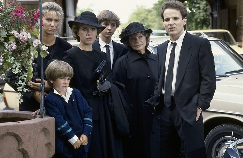 ErschYtternd nehmen alle Familienmitglieder Abschied. V.li.n.re.: Marion (Sabine Kaack), Vera Drombusch (Witta Pohl) Thomi (Eike Hagen Schweikhardt), Oma (Grete Wurm), Chris (Mick Werup), Daniel (Jan Harndorf, vorne). – Bild: ZDF und Gyula Trebitsch Fernseh Prod. GmbH, Hamburg