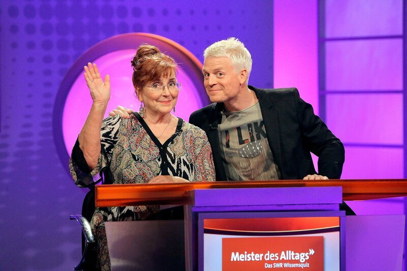 Moderator Florian Weber stellt in seinem SWR Wissensquiz die Alltagstauglichkeit seiner prominenten Kandidaten auf die Probe. „Meister des Alltags“ spendet seinen Gewinn einem guten Zweck. Team Alice Hoffmann und Guido Cantz. – Bild: SWR/​Peter A. Schmidt