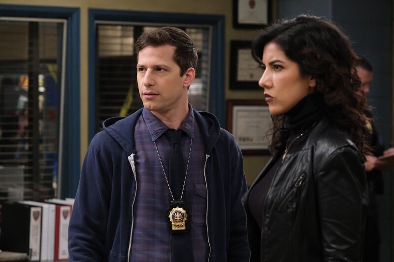 Jake Peralta (Andy Samberg, l.); Rosa Diaz (Stephanie Beatriz, r.) – Bild: Tyler Golden /​ © 2019 UNIVERSAL TELEVISION LLC. All rights reserved. /​ Tyler Golden