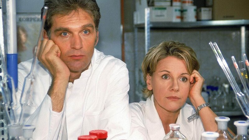 Tja, dumm gelaufen! Nikola (Mariele Millowitsch) und Schmidt (Walter Sittler) stellen fest, dass sie durch den Brief leider in der Patsche stecken. – Bild: MG RTL D /​ Guido Engels