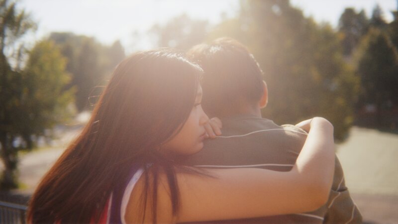 Lina (Victoria Hoang) versucht Elias (Sam Ashraf) zurück ins Leben zu holen, doch der Schmerz über den Verlust seines besten Freundes sitzt zu tief. – Bild: Fahil Anweri /​ ZDF