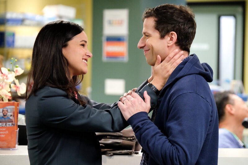 Amy Santiago (Melissa Fumero, l.); Jake Peralta (Andy Samberg, r.) – Bild: John P. Fleenor /​ © 2019 UNIVERSAL TELEVISION LLC. All rights reserved. /​ John P. Fleenor