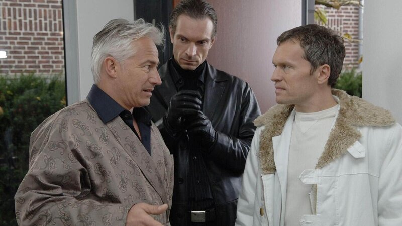 Kai Lerche (Gerry Hungbauer, li.), Ex-Finanzmanager der Dr. Heerwagen GmbH, wird von den Gangstern Keller (Dirc Simson, re.) und Holzer (Dina Nolting) bedroht. – Bild: MG RTL D