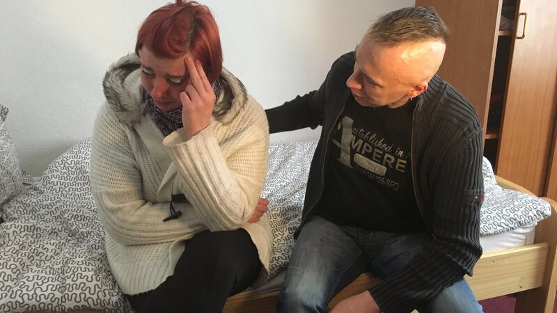Sabrina (li.) sitzt weinend auf dem Bett. Andreas versucht sie zu trösten. – Bild: RTL II