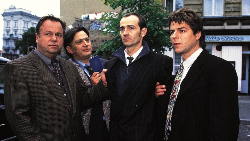 v.l. Kriminalhauptkommissar Kehler (Wolfgang Bathke), Konstantin Durow (Bernd Stegemann), Petar Petririan (Robert Mika) und Kriminalkommissar Wolniak (Uwe Fellensiek). – Bild: MG RTL D
