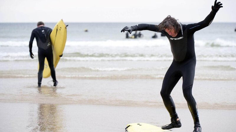 James May (r.) lernt Surfen in Cornwall. – Bild: RTL /​ © BBC Worldwide
