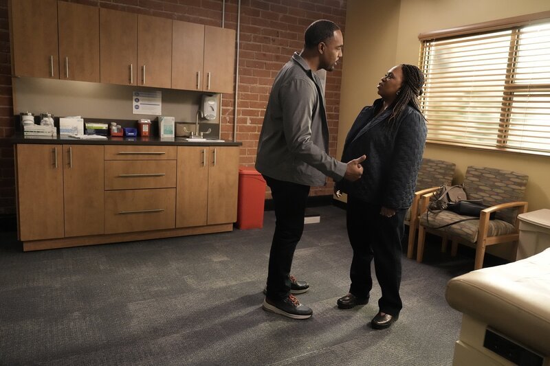 Ben Warren (Jason George, l.); Dr. Miranda Bailey (Chandra Wilson, r.) – Bild: American Broadcasting Companies, Inc. /​ James Clarke