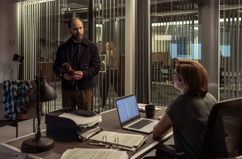 IT-Experte Eero Mäenpää (Juho Milonoff) und Marita (Leena Pöysti) scheinen mehr gemeinsam zu haben als anfangs gedacht … – Bild: NDR/​Heikki Leis/​Fire Monkey