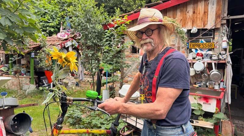 Auf der Radtour durch die Provinz gibt es nicht nur abgeschiedene Wege, historische Kleinstädte und lauschige Landschaften zu entdecken, sondern auch interessante Menschen mit erzählenswerten Geschichten. Von dem fahrradverrückten Niederländer Reinder Luinge bis zum Hotel Radlon in Waren. – Bild: NDR