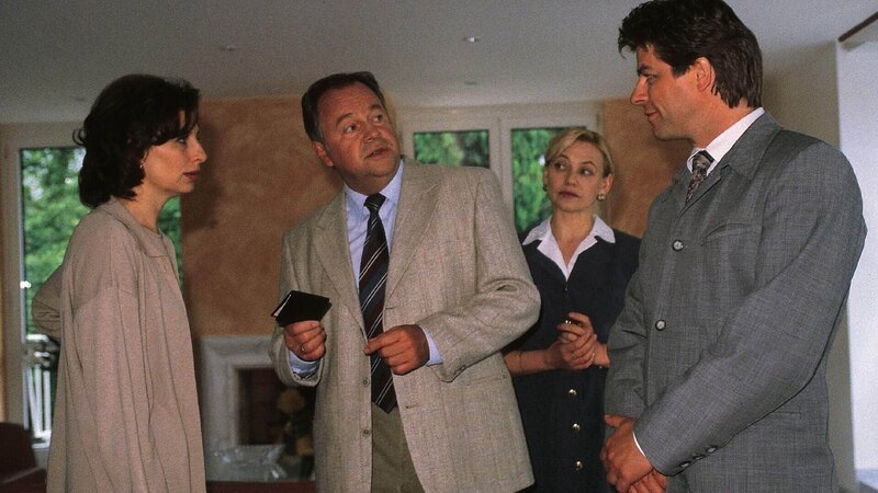 Kehler (Wolfgang Bathke, Mi.) und Wolniak (Uwe Fellensiek) befragen Corinna (Teresa Harder, li.), die Witwe des Ermordeten, nach dem verschwundenen Geld. Doch auch sie hat keine Antwort (hi.Bozanea Baranowska). – Bild: RTL /​ Rolf Baumgartner