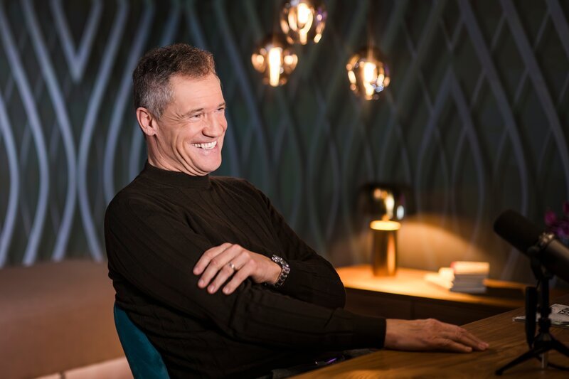 Armin Assinger beim Interview. – Bild: Servus TV /​ Andreas Schaad