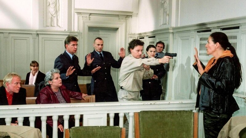 Melanie (Sigrid M. Schnückel) verliert die Nerven, bedroht Walter (Katy Karrenbauer) mit einer Waffe und türmt aus dem Gerichtssaal … – Bild: MG RTL D /​ Kathrin Knoke