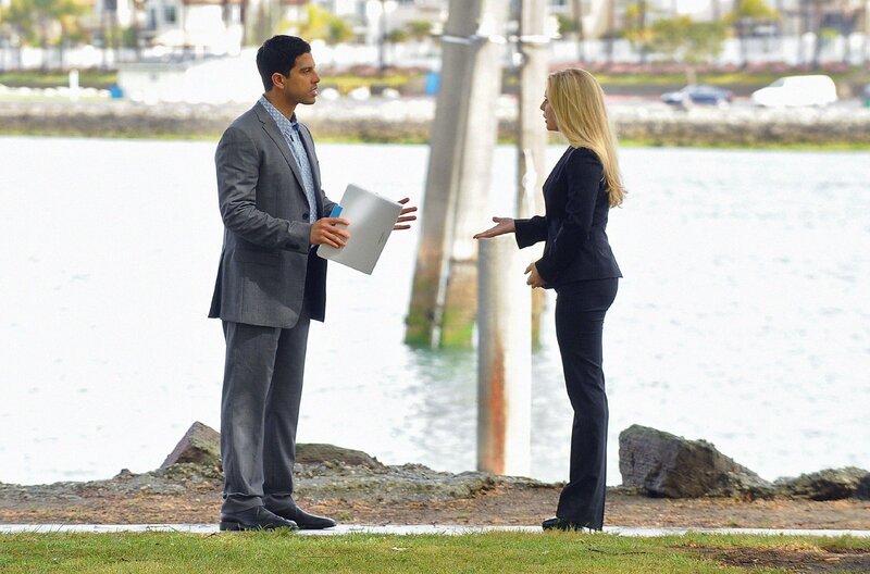 Calleigh (Emily Procter) ist Eric (Adam Rodriguez) heimlich gefolgt und stellt ihn zur Rede: Sie will wissen, was sich hinter seinem seltsamen Verhalten verbirgt. – Bild: RTL /​ CBS