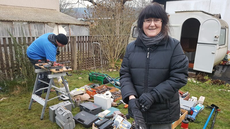 Das Anwesen von Ute ist voller Trödel. Sie selbst hat den Überblick über das Chaos verloren. Nun hofft t sie auf die Hilfe des Trödelprofis Mauro – Bild: RTLZWEI