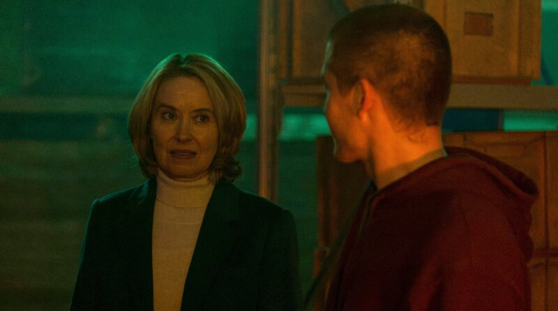 Cruella (Beth Goddard) versucht Liam (Kieron Moore) zu beeinflussen. – Bild: ITV Studios/​Mammoth Screen