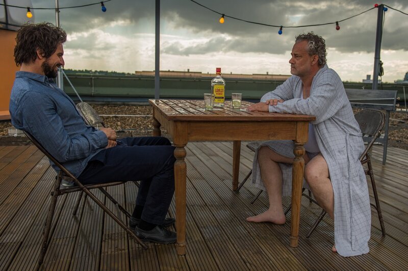 Während Einstein (Tom Beck, l.) und Kommissar Tremmel (Rolf Kanies, r.) einen Mörder jagen, ereilt die beiden ungleichen Männer eine Krise nach der nächsten. Kein gutes Omen für eine Zusammenarbeit … – Bild: Sat.1
