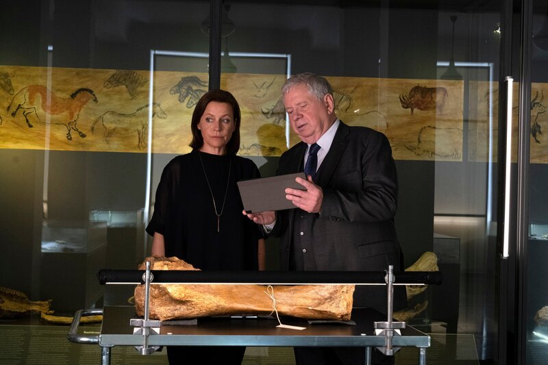 Oberstaatsanwalt Bernd Reuther (Rainer Hunold) hat einige Fragen an Viola Rönsch (Jule Ronstedt). Dafür besucht er sie an ihrem Arbeitsplatz in einem Museum. – Bild: ZDF und Andrea Enderlein