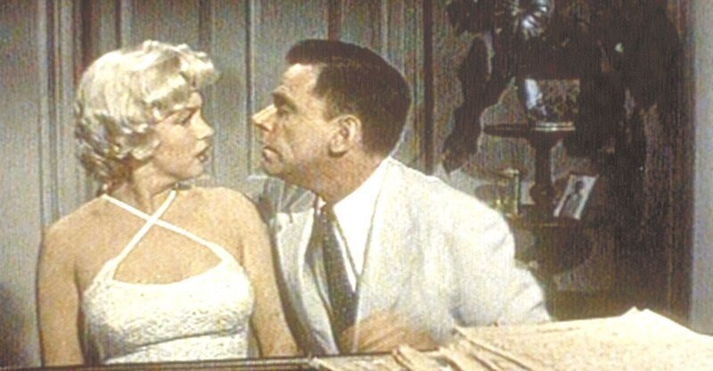 Der Strohwitwe Richard Sherman (Tom Ewell, re.) hat sich in seine Nachbarin (Marilyn Monroe, li.) verliebt. – Bild: PRO7 /​ ProSieben Media AG