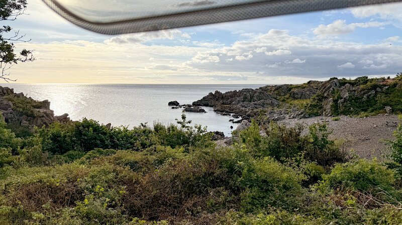 Was eine Reise mit dem Camper auf Bornholm ausmacht: Immer den Blick aufs Meer zu haben! – Bild: NDR/​Anna-Lena Storm