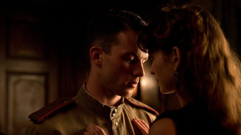 Walter (Jannis Niewöhner) und Wanda (Malgorzata Mikolajczak) finden sich durch Zufall wieder. – Bild: ZDF und NDR/​Dreamtool Entertainment