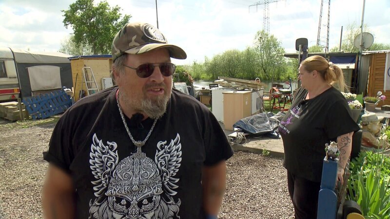 Auf dem Campingplatz in Hamm-Uentrop herrscht reges Treiben: Willy (64) und seine Frau Tanja (46) fiebern ihrem großen Tag entgegen – endlich kommt der neue Wohnwagen! – Bild: RTLZWEI