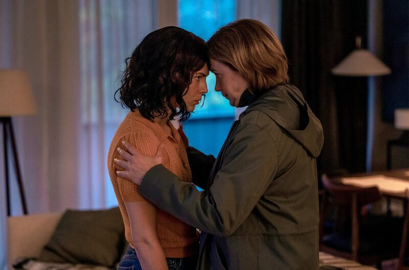 Marita (Leena Pöysti) will verstehen, wie es ihrer Schwester Nunnu (Ronja Orasta) damals wirklich ging. – Bild: NDR/​Heikki Leis/​Fire Monkey