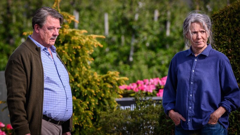 Hinni (Peter Kurth) und Vera Eckhoff (Iris Berben) stehen sich als Nachbarn in allen schwierigen Lebenssituationen bei. – Bild: Boris Laewen /​ ZDF