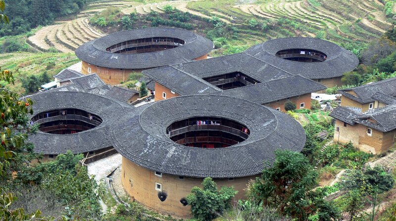 Ensemble Tulou-Rundhäuser in China: Die Architektur der Hakka-Völker diente dem Schutz vor Naturkatastrophen und kriegerischen Überfällen. – Bild: BR/​SWR