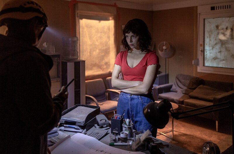 Nunnu (Ronja Orasta) fürchtet, dass sich Marita zu tief ins Schicksal der Verschütteten hineinsteigert. – Bild: NDR/​Heikki Leis/​Fire Monkey