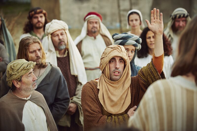 Alexander Schubert möchte Jesus während seiner Bergpredigt eine Frage stellen. – Bild: ZDF/​Kristof Galgoczi Nemeth