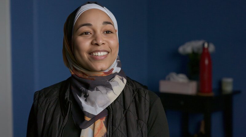 Die Lehrerin Gulfidan ist aus dem Sudan geflüchtet. – Bild: WDR/​good karma productions/​Arne Wolter