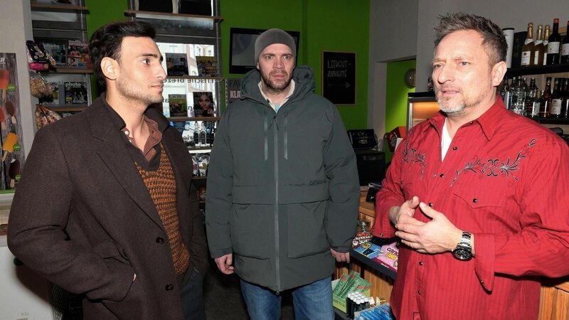 Erik (Patrick Heinrich, M.) erkennt unwohl, dass Toni einen großen Überraschungsbrunch für ihn plant. Links Nihat (Timur Ülker), rechts Michael „Michi“ (Lars Pape) – Bild: RTL
