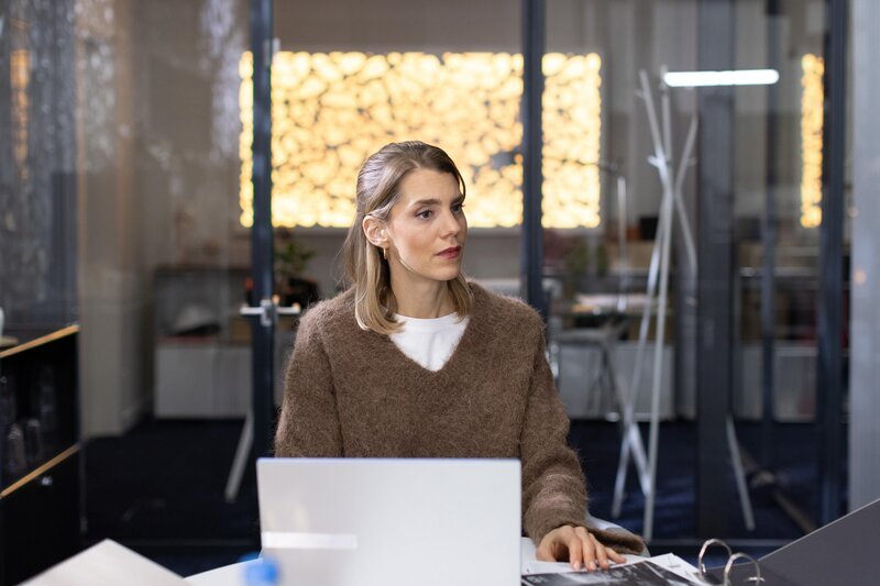 Stella (Bettine Langehein) ist schockiert, dass Jori Köln verlassen möchte. – Bild: RTL