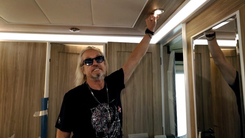 S24E14: Umbau-Desaster auf der Indigo Star: Robert verliert die Geduld und denkt über den Verkauf der Yacht nach. Eine neue Inneneinrichterin zumindest das Schlafzimmer retten. Ein Arzttermin im Stammzell Center setzt Robert zusätzlich unter Druck. – Bild: RTLZWEI